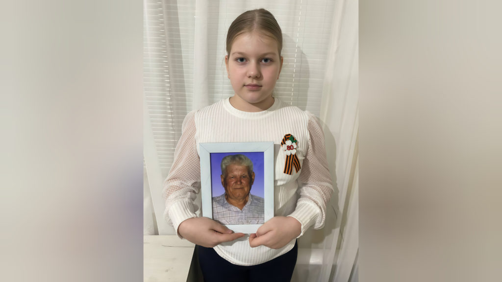    Полина Дудик с портретом прадеда. Лариса Криволуцкая