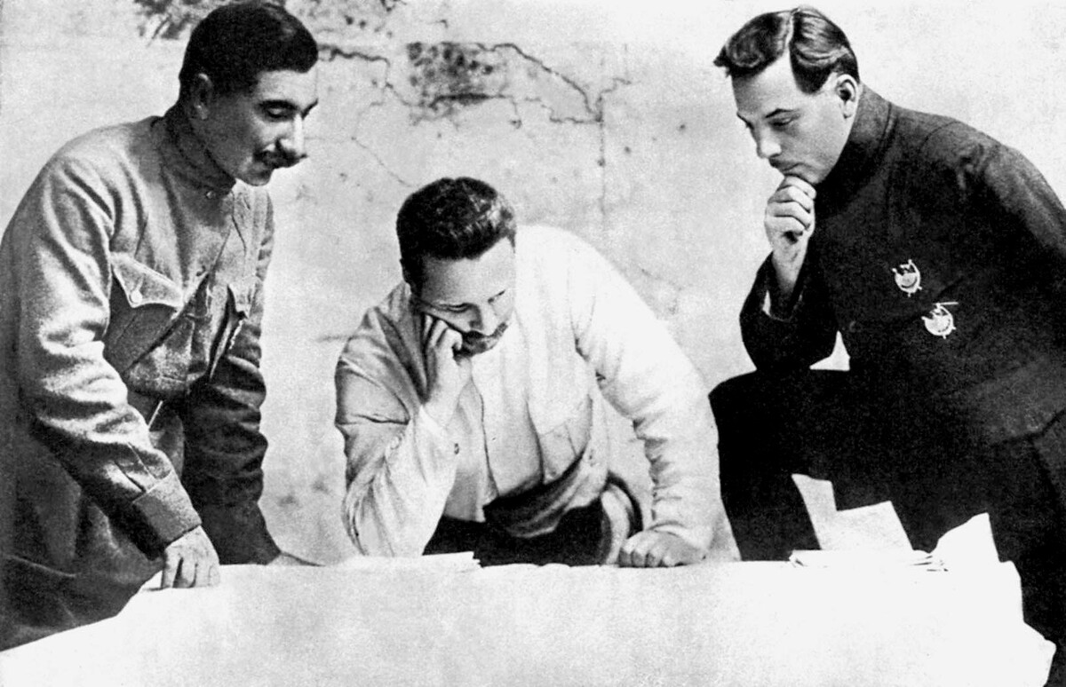    Семён Будённый, Михаил Фрунзе и Климент Ворошилов у карты Южного фронта. 1920 год