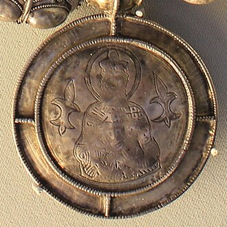 Два крина по бокам от фигуры святого (Суздальское оплечье, 12-13 век)