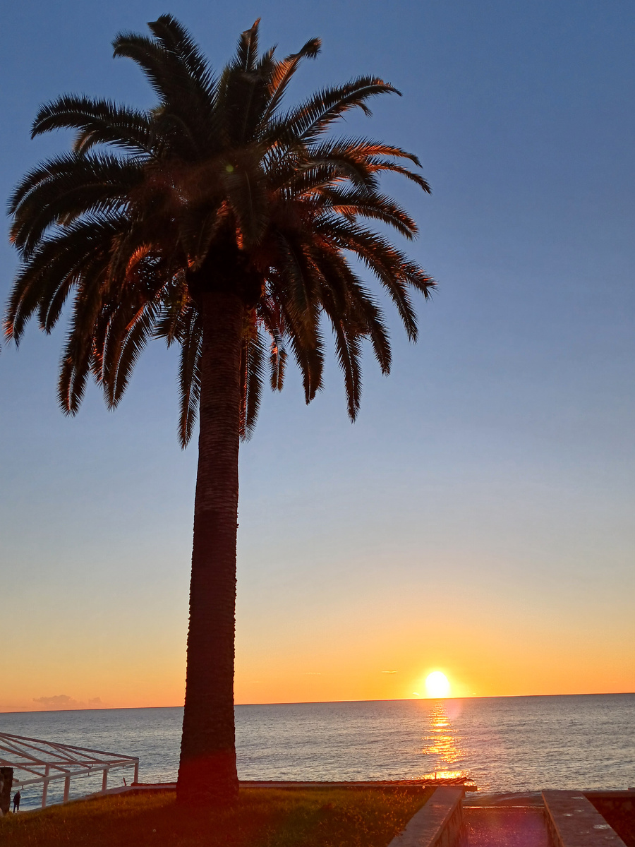 Атмосферный закат в Гагре