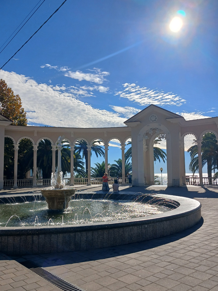 Знаменитая колонада-визитная карточка Гагр