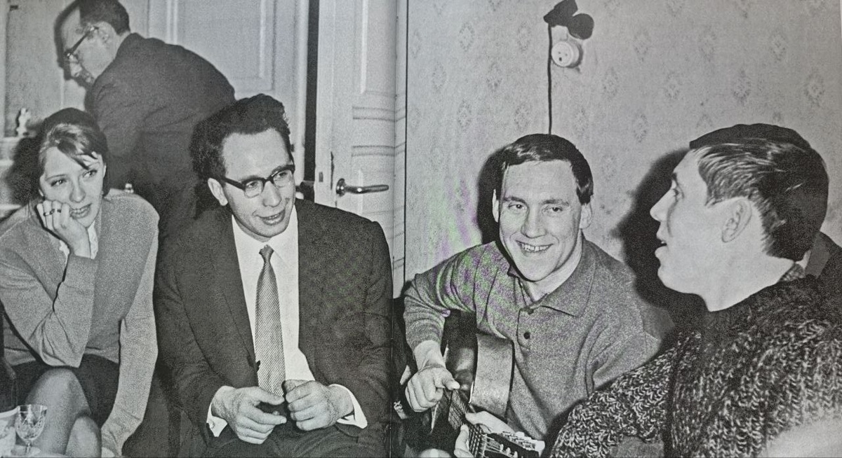 Людмила Абрамова, Владимир Ковнер, Владимир Высоцкий и Валерий Золотухин.  Ленинград. 1967 год. Фото Михаила Балцвиника.