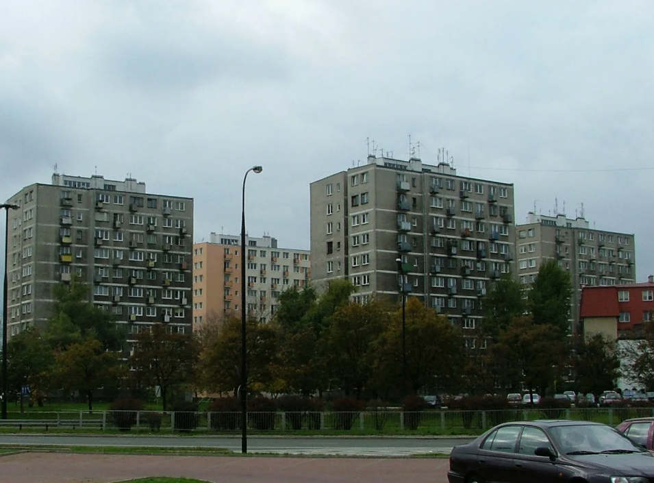 Кстати со стороны многие районы Варшавы не отличить от российских! 