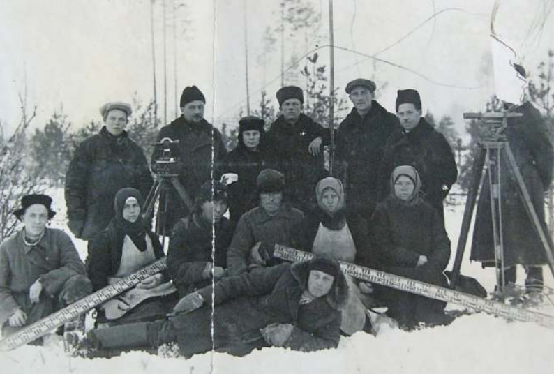 Сотрудники ГИПРОТОРФА, приехавшие для проведения проектно-сметных работ
1930-е гг. Источник фото: Статья "Каринторф: к 80-летию посёлка"