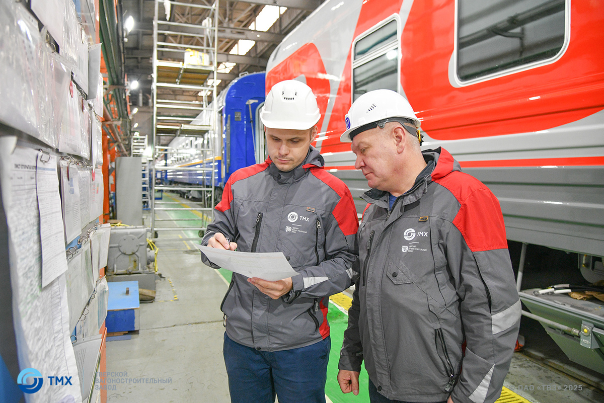 Начальники участка Андрей Соловьев и Александр Бабурин: актуальность заполнения стенда визуального менеджмента под контролем руководителей 
