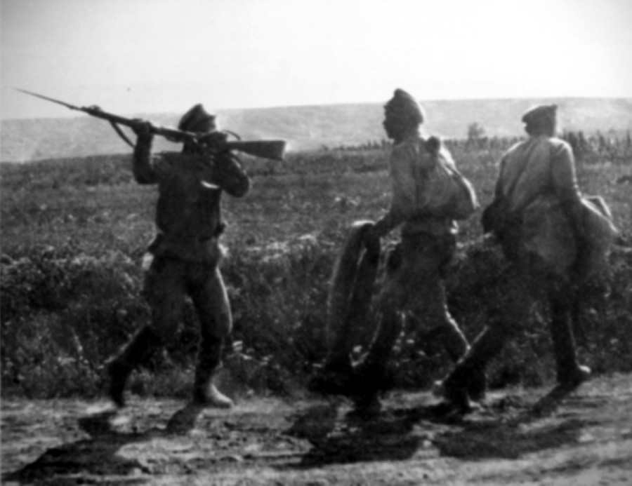 Русский солдат конвоирует двух задержанных дезертиров и подгоняет их прикладом. Возможно, постановочное фото с пропагандистским эффектом: "Не беги, по горбу получишь!"