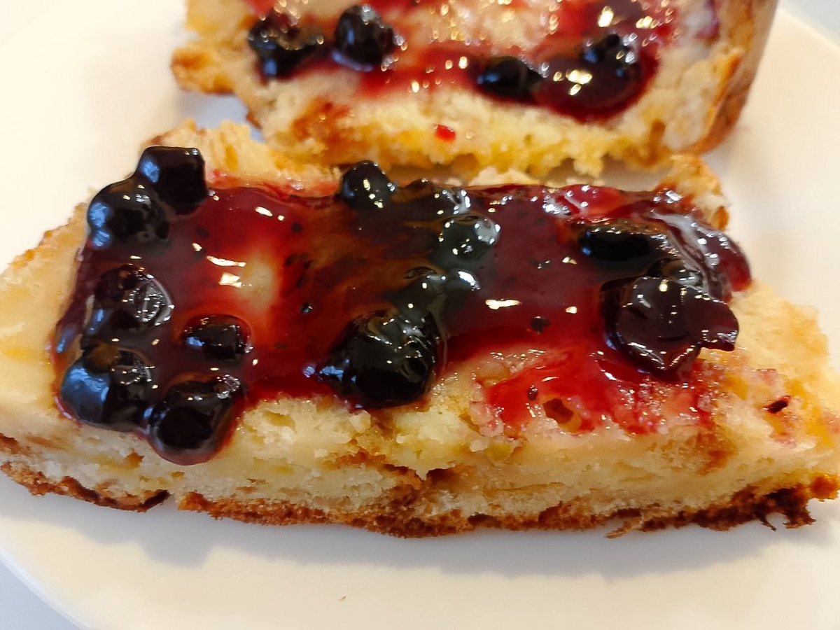 Пирог и джем из чёрной смородины