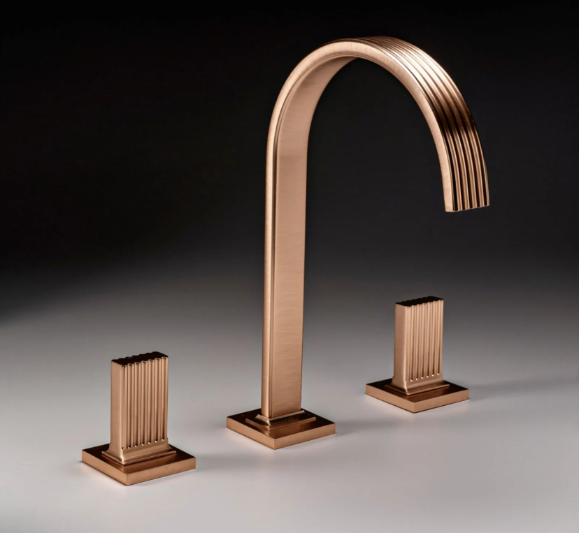Смеситель из коллекции KEA фабрики Treemme. Разработка и производство — Италия. Дизайнеры — Giampiero Castagnoli , Marco Pisati. Материал — латунь, цвет отделки — розовое золото брашированное. Вес смесителя — 4 кг.