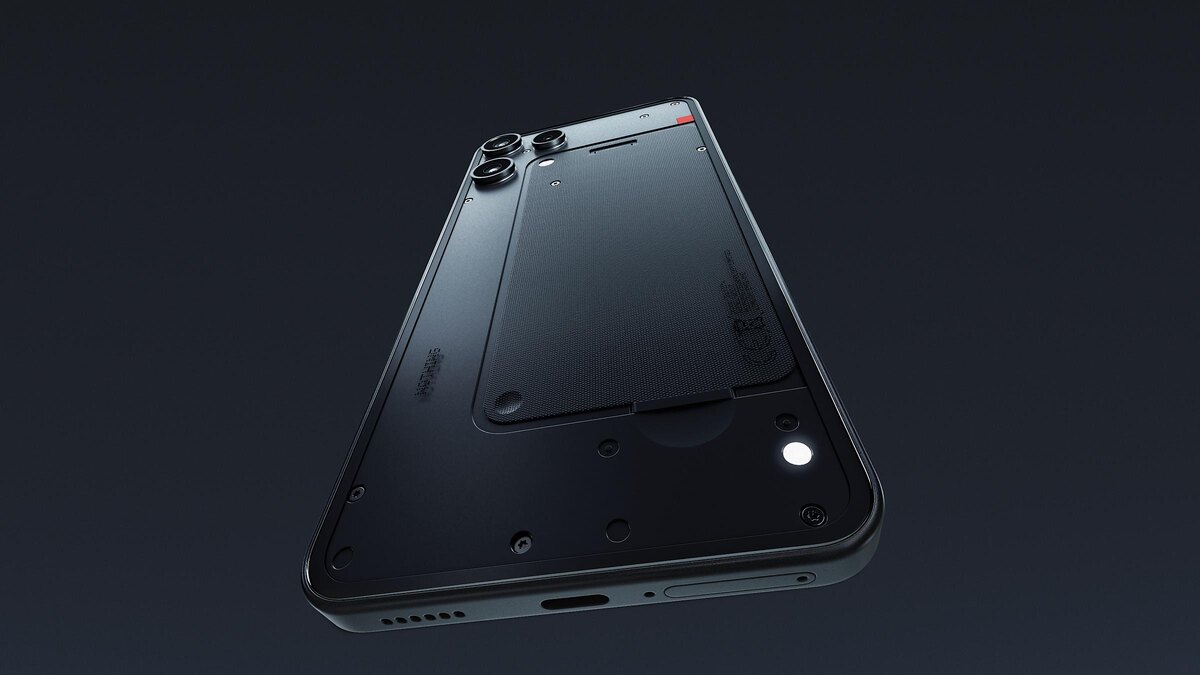 Бюджетный телефон использует более минималистичный подход к языку дизайна линейки.

Вселенная Nothing Phone продолжает расширяться. В среду компания представила четвертую модель в линейке Phone 3: Nothing Phone 3a Lite. Самая дешевая модель в серии, Phone 3a Lite сочетает в себе отличительный стиль бренда с солидными всесторонними характеристиками для телефона начального уровня. Однако, поскольку компания заявляет, что ее нефлагманские устройства скоро будут включать предустановленные приложения и рекламу на экране блокировки, может быть компромисс.

Nothing Phone 3a Lite использует корпус из стекла Panda Glass поверх алюминиевой внутренней рамы. Как вы можете видеть, он сохраняет некоторые знакомые штрихи дизайна, хотя и урезанный, чтобы соответствовать своей цене. По словам компании, «асимметричный, прозрачный вид и нанопокрытие телефона создают прекрасный баланс матового и глянцевого цвета». (Стихи!) Телефон поставляется в белом и черном вариантах. Независимо от того, является ли язык дизайна Nothing вашей чашкой чая или нет, вам будет трудно найти более яркий и смелый язык дизайна в бюджетной модели.

Телефон включает в себя Essential Key, многоцелевую физическую кнопку можно найти на всех моделях Phone 3 серии. Телефон имеет класс защиты IP54 от пыли и воды.


Ничто не отдает дань уважения уникальной системе глифов бренда (при этом снижая затраты) с помощью светодиодного индикатора уведомлений. Функция «Glyph Light» этой модели поддерживает функцию Flip to Glyph, которая переключается на световые оповещения, когда устройство находится лицевой стороной вниз. Светодиод может оставаться включенным для «уведомлений о ключевых контактах и приложениях» и служить таймером обратного отсчета камеры. Вы также можете настроить его световые последовательности для звонков и конкретных контактов.