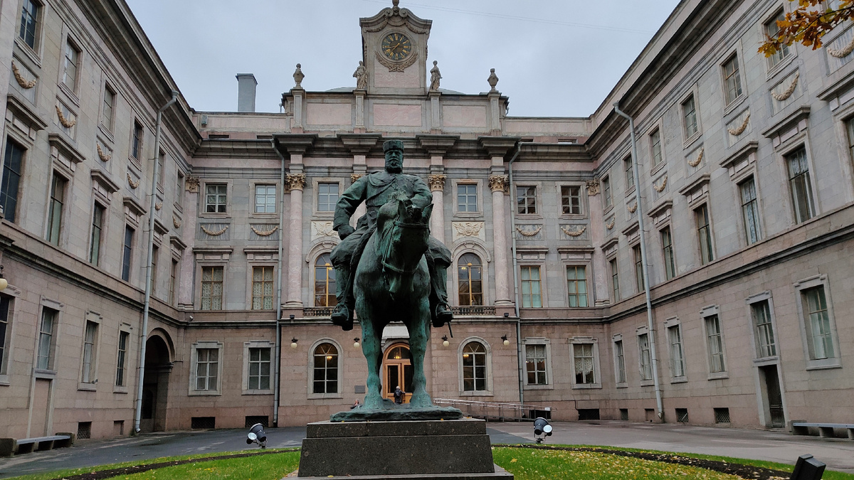 Фото автора. Памятник Александру III во дворе Мраморного дворца