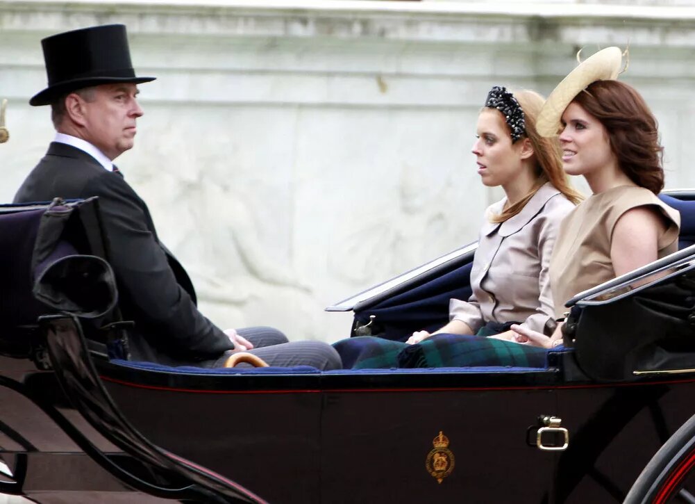    Принцессы Беатрис и Евгения экстренно покидают Великобританию на фоне скандала с принцем Эндрю