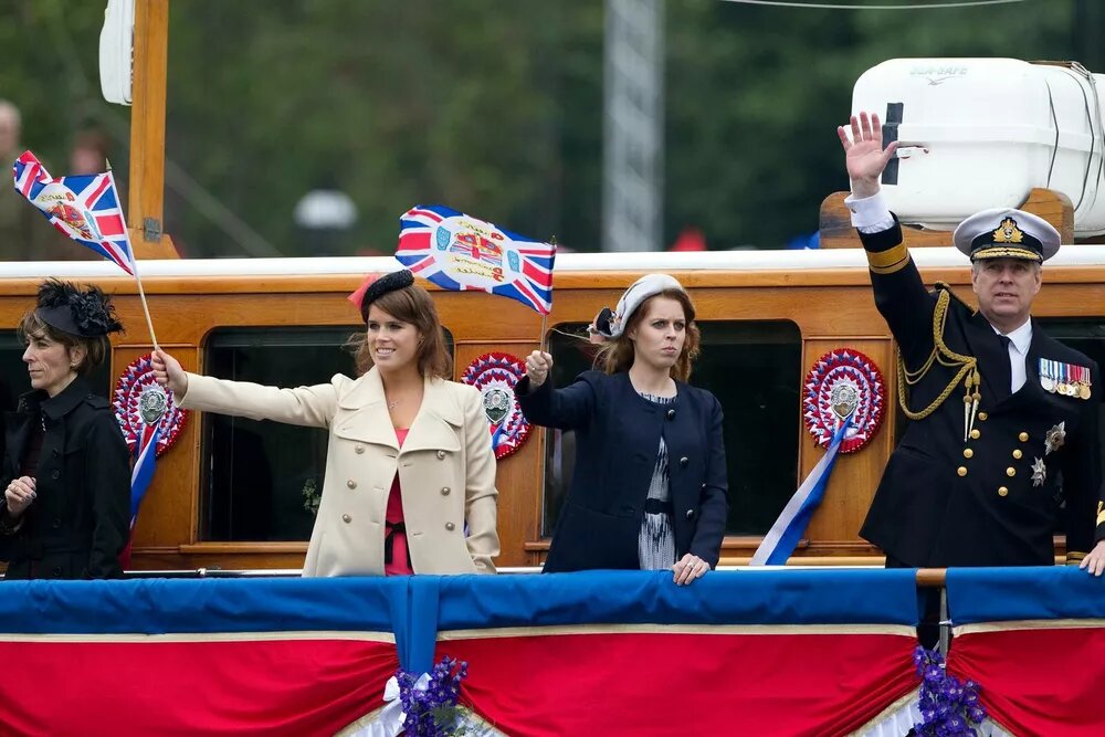 Беатрис и Евгения с отцом📷
