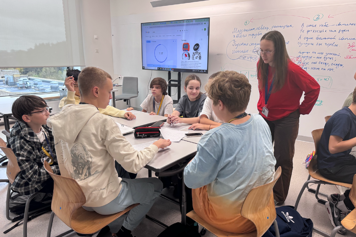 Фотографии с урока «Древнерусские тайнописи»: Надежда обсуждает с учениками задание