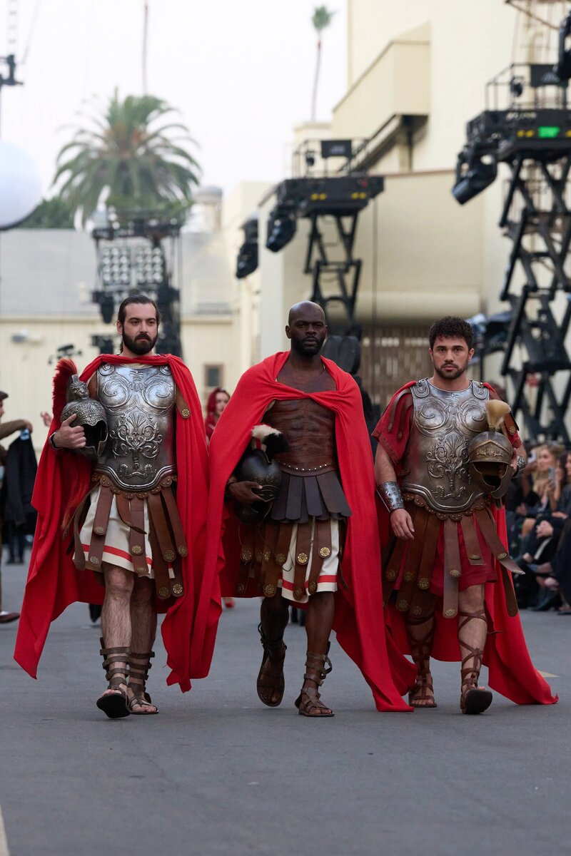 Ryan Winkler, Adedoyin "Doc" Adewole и Daniels Concha в образах гладиаторов, предоставленных Warner Bros