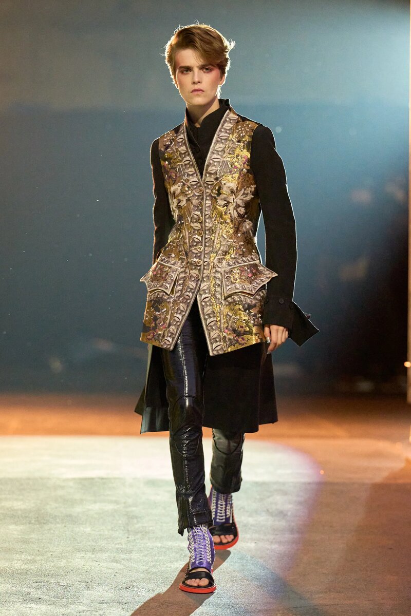 Libby Bennett в Louis Vuitton из коллекции Весна-Лето 2018