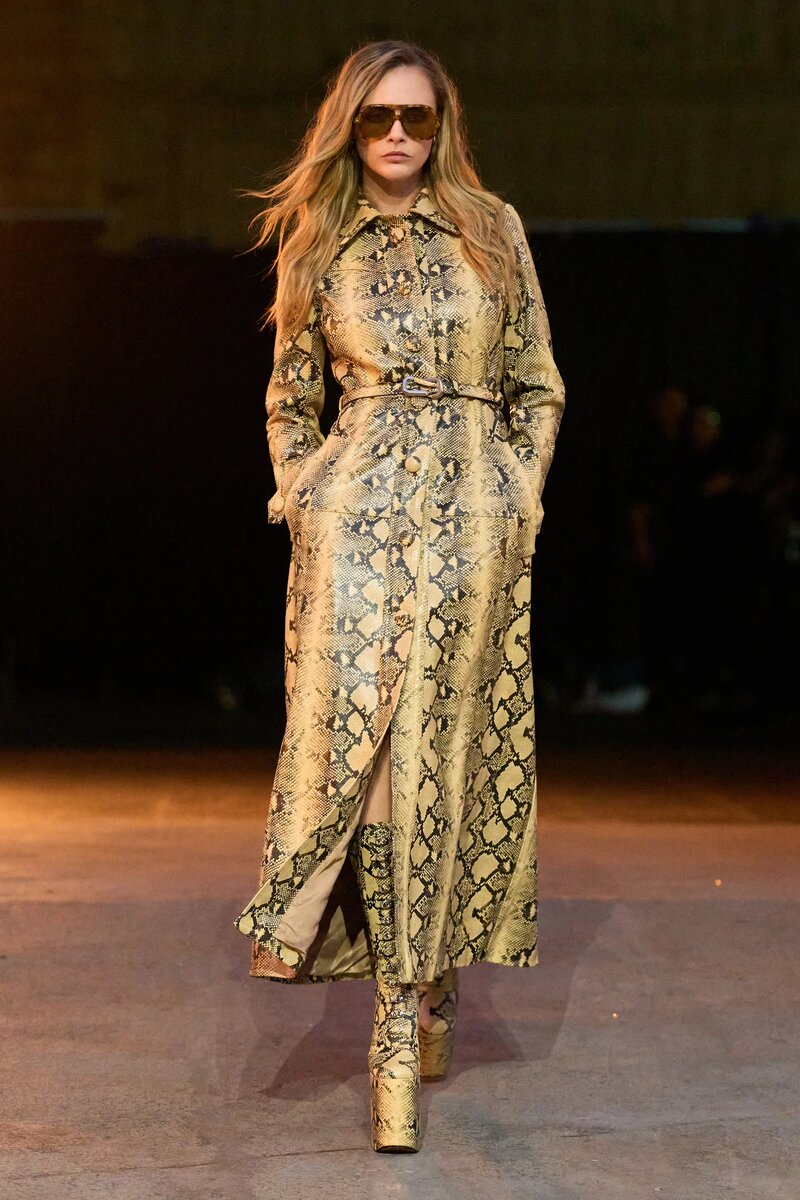 Cara Delevingne в образе от Marc Jacobs в коллаборации с Arianne Phillips