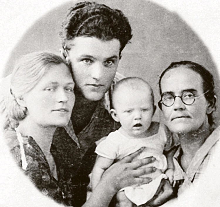 1936 год. Узбекистан, город Ургенч. Слева направо: родители будущей артистки Ирма и Евгений, маленькая Анна и ее бабушка Анна Мартенс