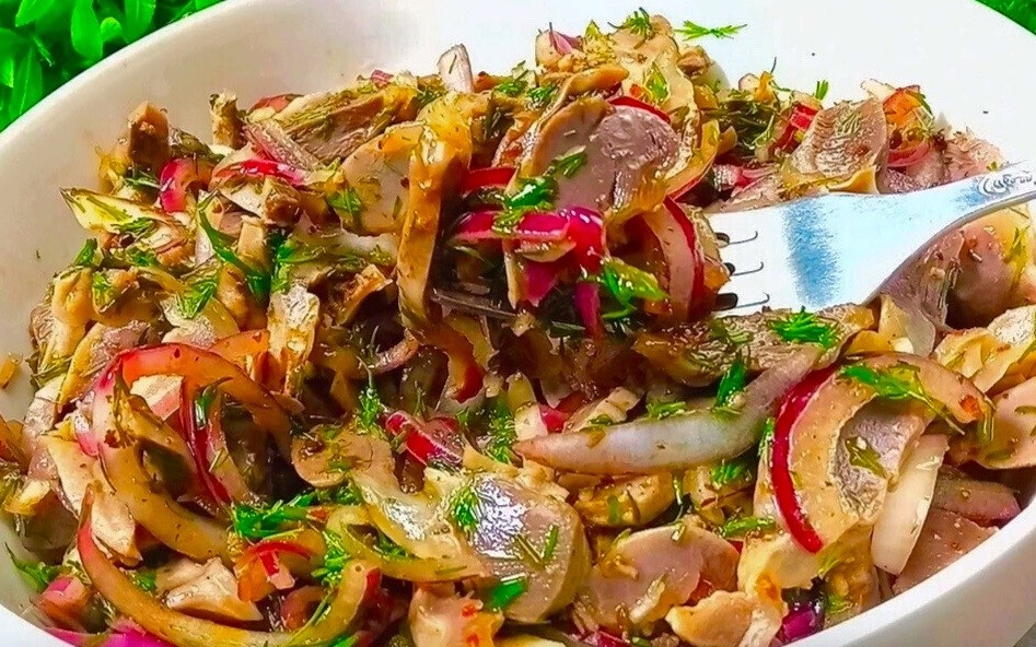 Пикантный салат из куриных желудков.