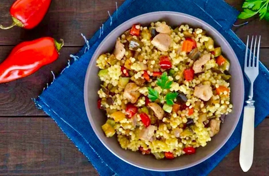 Ливанский салат с булгуром и жареной курицей.