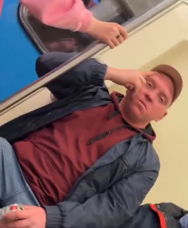 Ничего не подозоевающий мужчина. Фото: скрин видео.