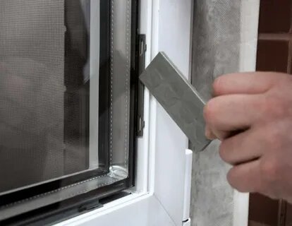 перед установкой стеклопакета в профиле устанавливают фальцевые вкладыши согласно каталогам,вниз дополнительно сразу рихтовочные подкладки,и уже после установки пакета расклинивают рихтовками по бокам и сверху определенной шириы и толщины