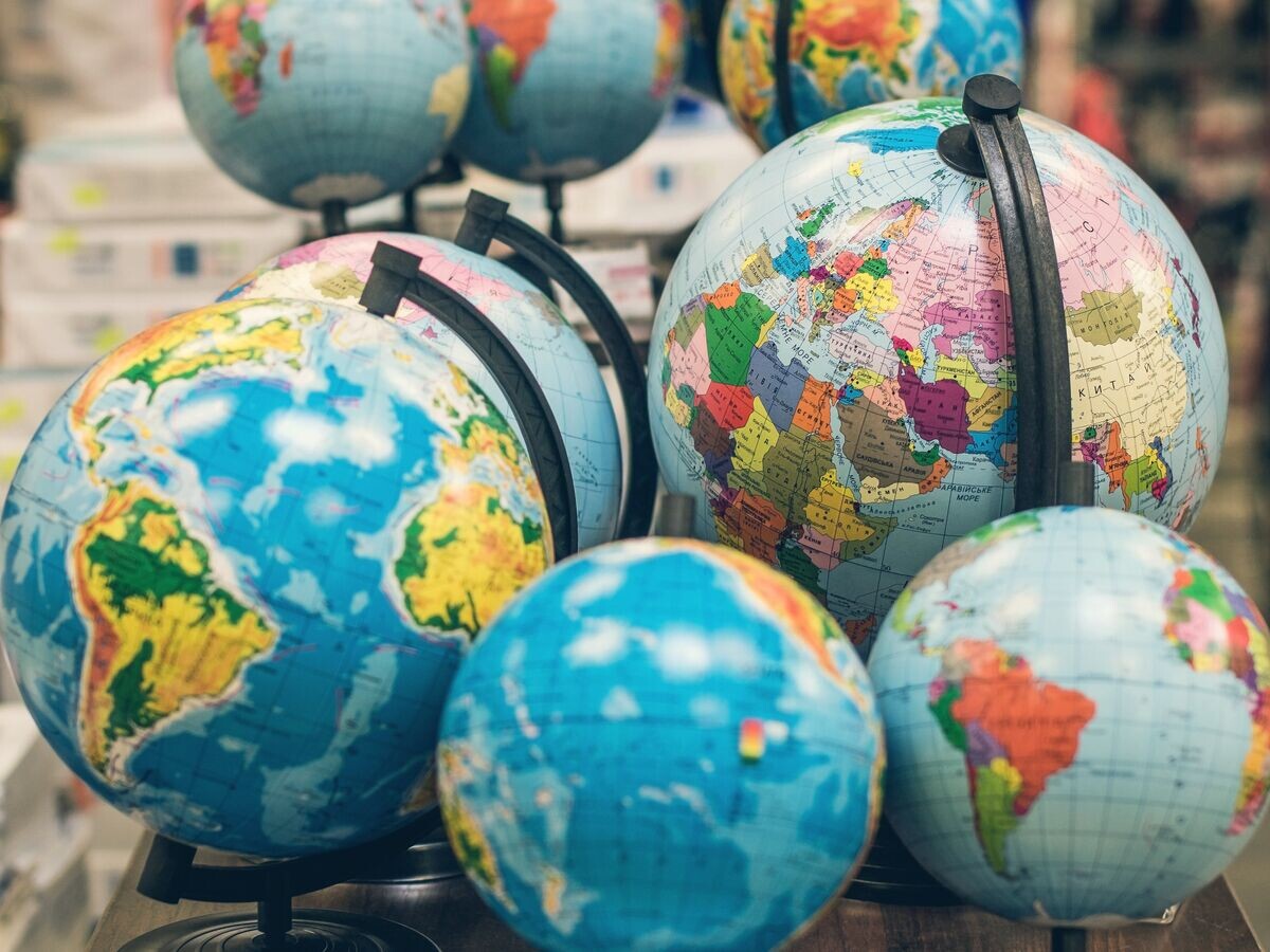    Глобусы в книжном магазине© Fotolia / berezko