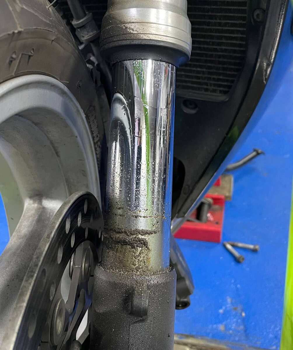 Потекшее перо перевернутой вилки