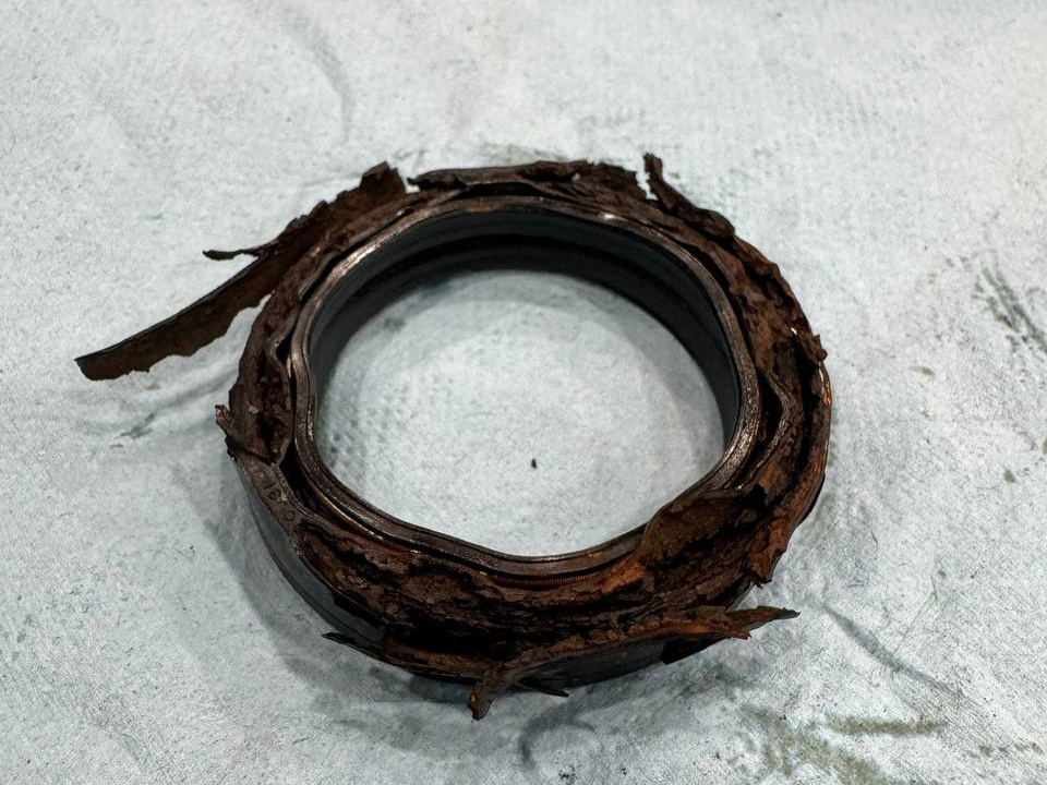 Сальник поврежденный коррозией