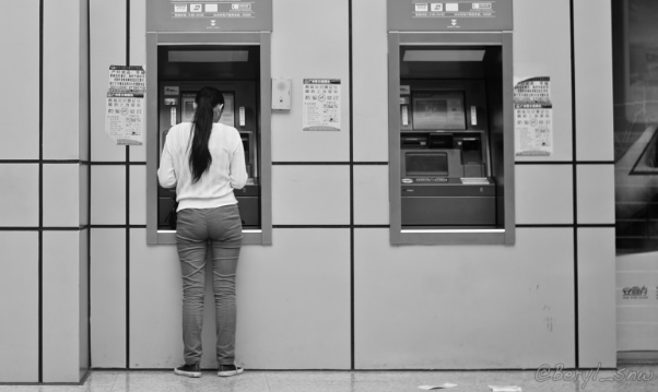 В пивных в старые времена стояла табличка «Дожидайтесь отстоя пены» - на банкоматах стоит писать нечто похожее / Фото: pxhere.com