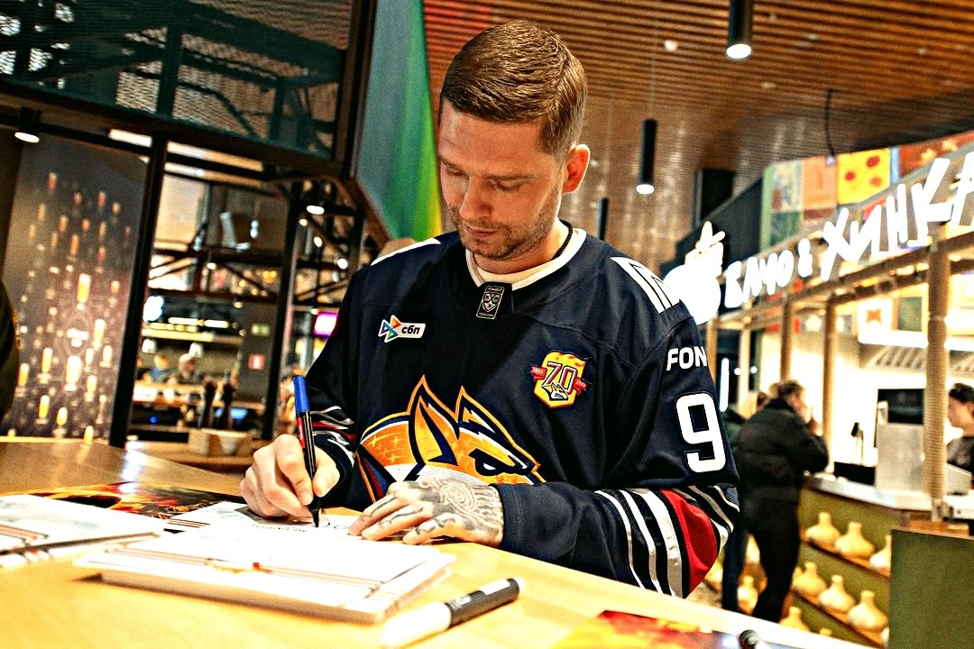 Не успел Кузя начать играть, как сел на трибуны