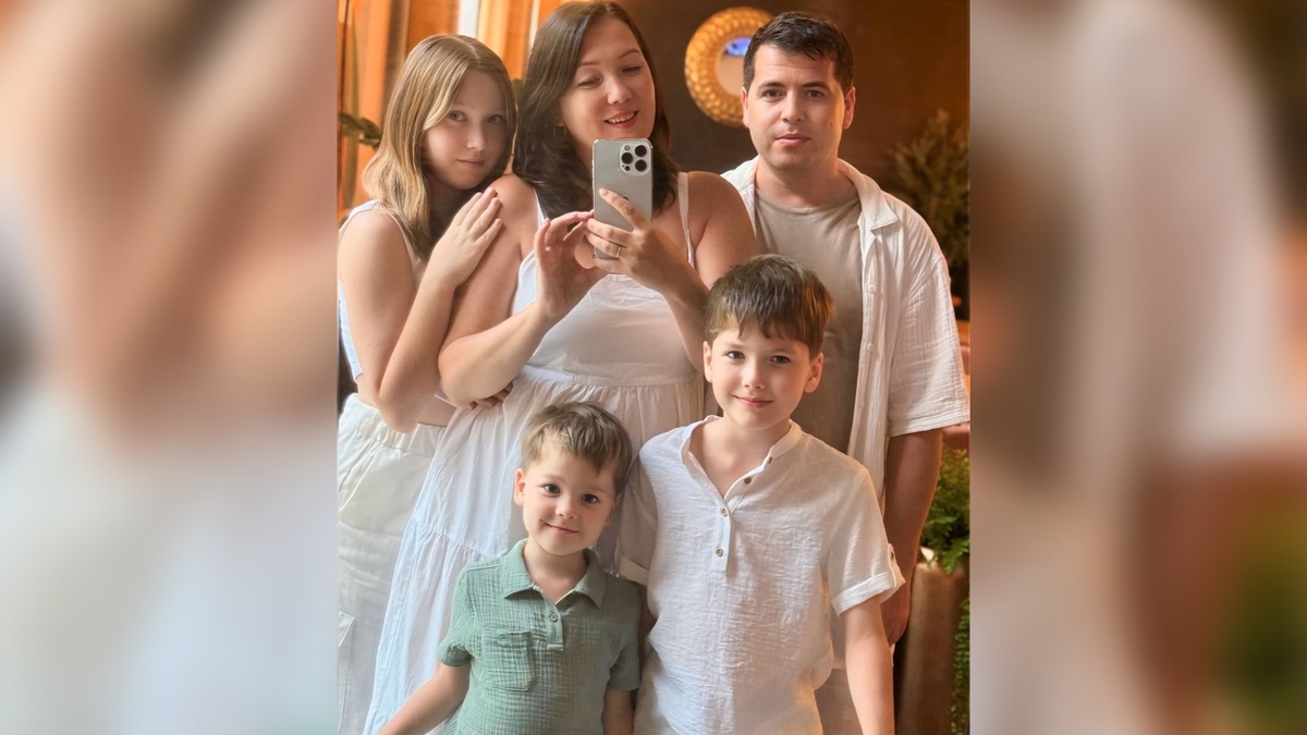 Привет, я Оксана. В марте 2024 года мы переехали из Перми в Анапу. Мы семья медиков. Муж работает на скорой, я занимаюсь детьми (их у нас трое)  и веду блоги в социальных сетях. Подписывайтесь и следите за жизнью многодетной семьи на берегу Черного моря.