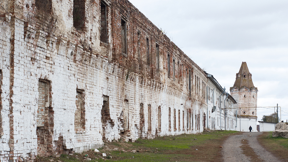 Южная стена и юго-восточная башня монастырского кремля