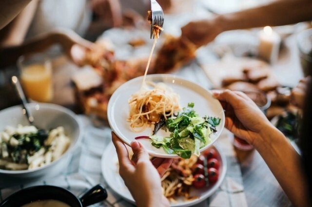    Еда является хорошим знаком для женщины, говорит о приближающихся радости и веселье. Фото: istockphoto.com