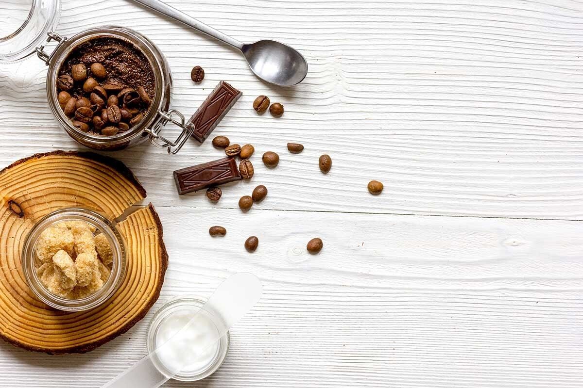 Когда-то были популярны домашние эксфолианты из кофе, соли и других подручных ингредиентов, но косметологи не советуют их использовать, по крайней мере на лице — они могут оставить царапины и микроранки. Источник: 279photo Studio / Shutterstock / FOTODOM📷
