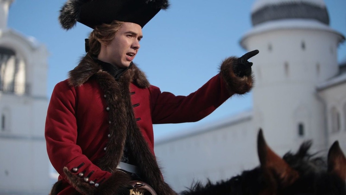 Павел I на коне, юный наследник у стен крепости, (источник: kino-teatr.ru)