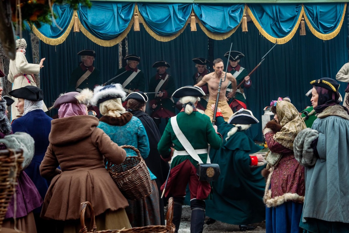 «Павел. Первый и последний»: ярмарка и воинский караул, публичное наказание, быт XVIII века, (источник: kino-teatr.ru)