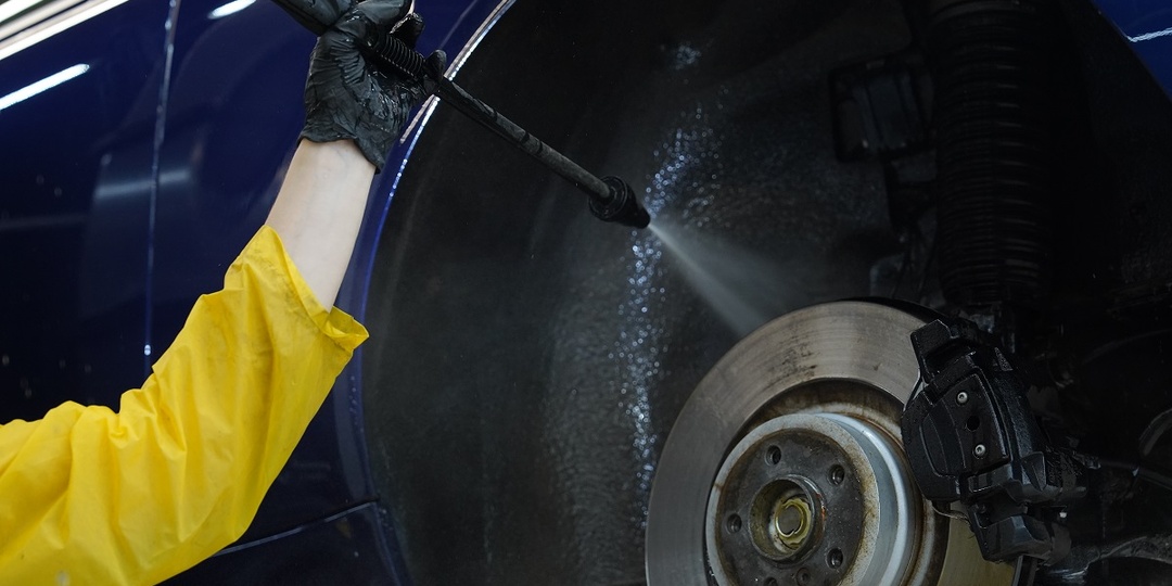 Стоит ли мыть днище автомобиля — и как это сделать без подъемника