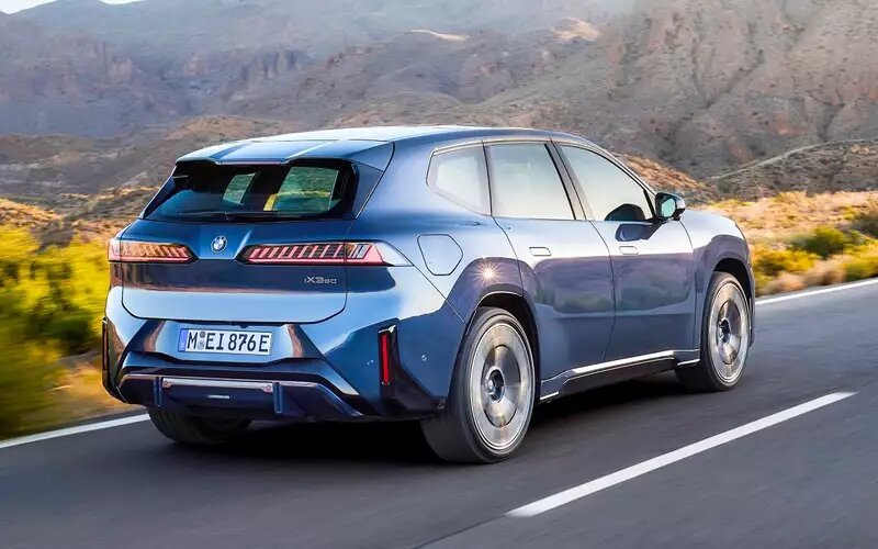    Оформление задней части BMW iX3 стилистически абсолютно новое.