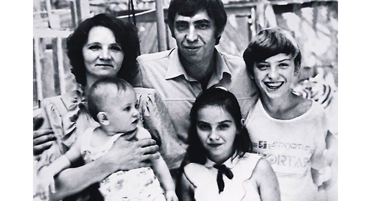 Маленький Паша Прилучный (на руках у мамы) и его семья