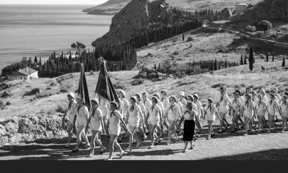 Артековцы на марше. Фото из открытого источника в Яндексе.