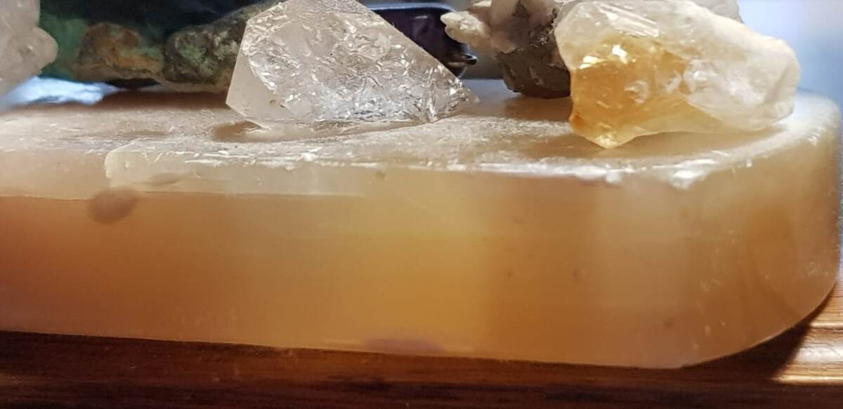 Пластина селенита, горный  хрусталь и цитрин. 