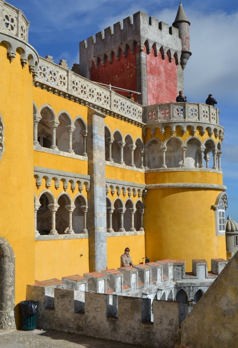 В Португалию, правда, прилетели. Но там неделю  путешествовали в составе группы.  Замок Пена