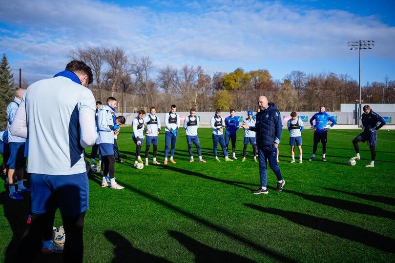     Магомед Адиев признался журналистам, что команда находится в кризисе по причине большого количества травм. Фото: телеграм-канал ПФК "Крылья Советов"