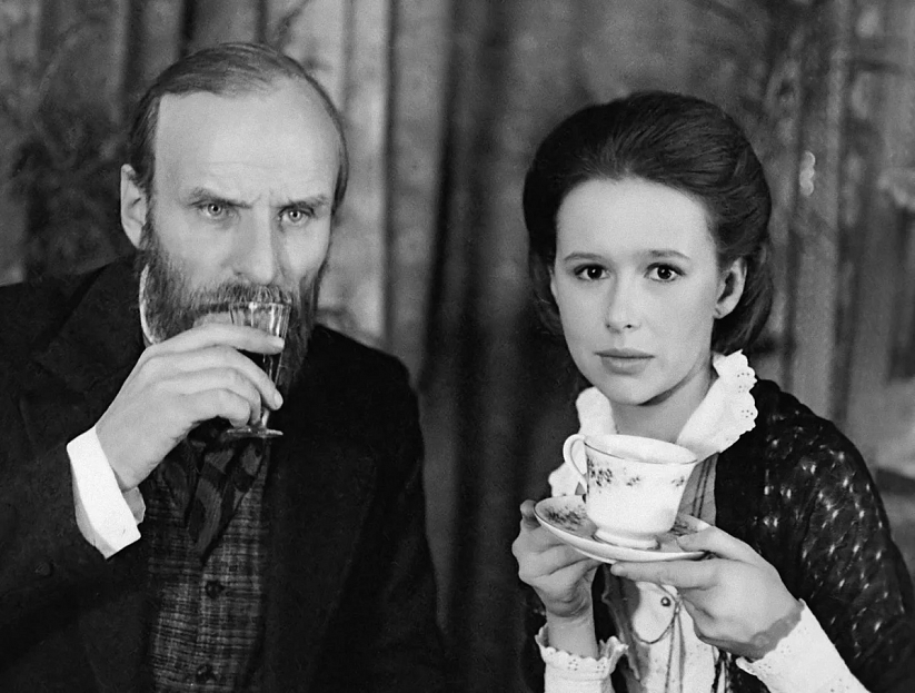 Анатолий Солоницын и Евгения Симонова в главных ролях