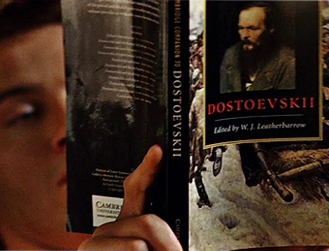 главный герой "Матч Поинт" (2005г.) за чтением книги "Преступление и Наказание" Ф. М. Достоевского; 