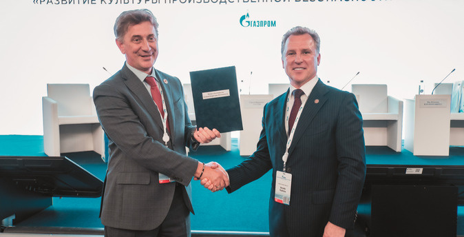 Олег Николаев и Владислав Бородин, передача эстафеты культуры безопасности в виде личных обязательств