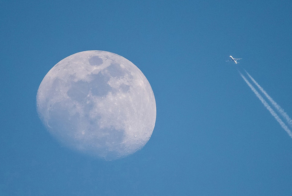 Луна на дневном голубом небе 