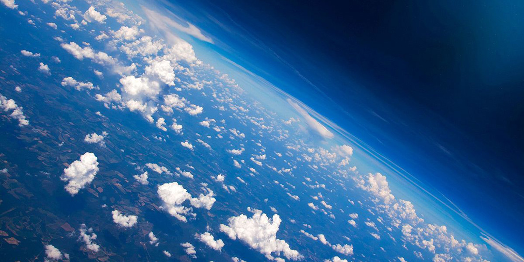 Почему небо над Землей имеет голубой цвет, а в космосе - чёрный