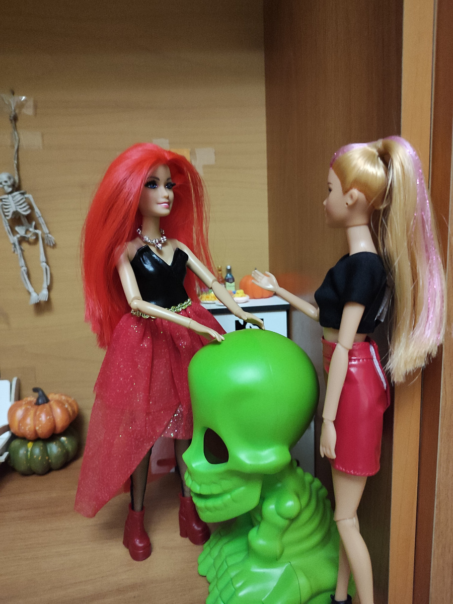 София и Дила что то обсуждают. 