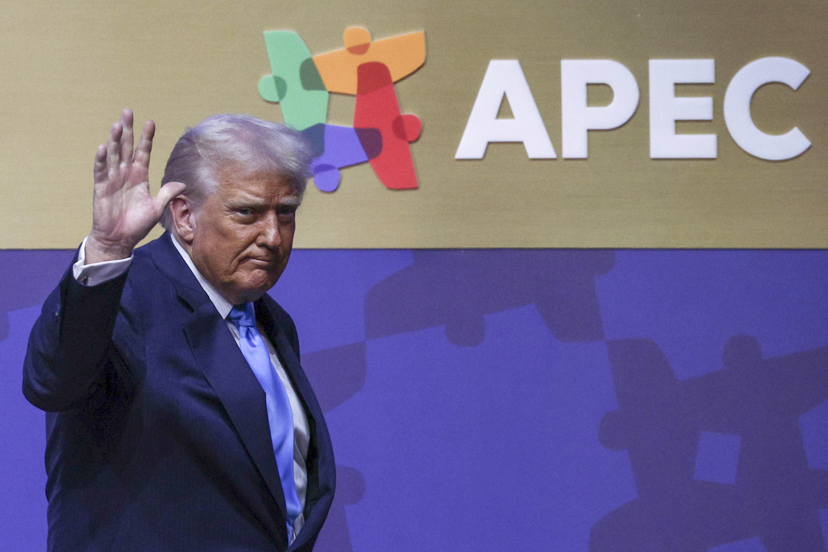 Президент США Дональд Трамп покидает сцену после выступления на саммите руководителей стран Азиатско-Тихоокеанского экономического сотрудничества 2025 года, который состоялся в среду в Центре искусств Кёнджу в провинции Кёнсан-Пукто (Ренхап)